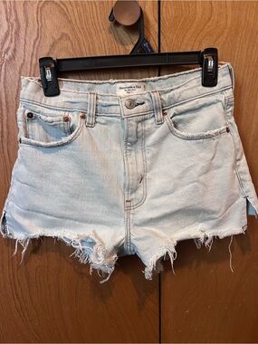 Abercrombie & Fitch Women’s Mom High Rise Light Wash Denim Jean Shorts Size 26/2